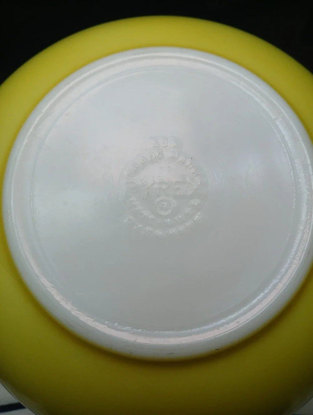 Pyrex 4-quart yellow mixing bowl